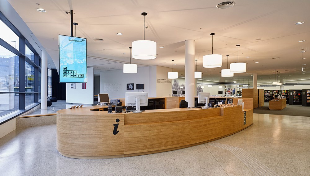 Ab kommenden Montag können Medien der Stadtbibliothek Innsbruck wieder vor Ort ausgeliehen werden.
