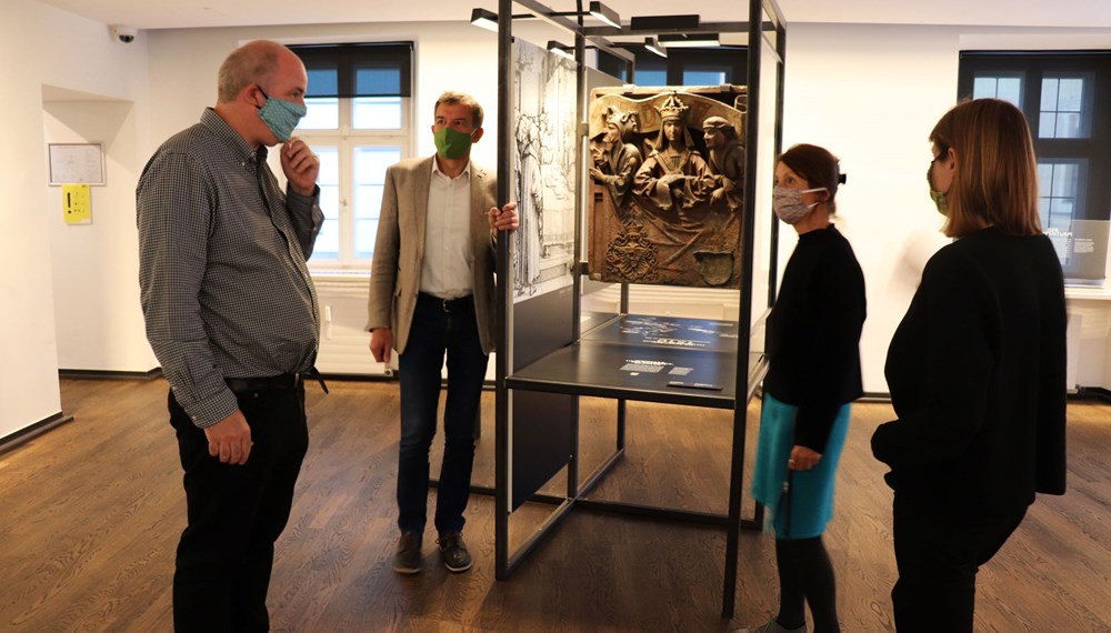 Hereinspaziert! Bürgermeister Georg Willi, Vizebürgermeisterin Uschi Schwarzl und Stadtarchiv-Leiter Lukas Morscher freuen sich mit „Hausherrin“ Angelika Kollmann-Rozin über die Wiedereröffnung des Museums „Goldenes Dachl“. Ab dieser Woche ist das Haus in der Altstadt wieder geöffnet. Hier erfährt man alles Wissenswerte über das beliebte Innsbrucker Wahrzeichen. Das Museum präsentiert sich seit dem Maximilian-Jubiläum im vergangenen Jahr auch in neuem, modernen Gewand. Aufgrund von Covid-19 ist das „Goldene Dachl“ nur eingeschränkt geöffnet: Mittwoch bis Sonntag von 11.00 − 17.00 Uhr. Im Museum gelten Mindestabstand und die Pflicht, einen Mund-Nasen-Schutz zu tragen.