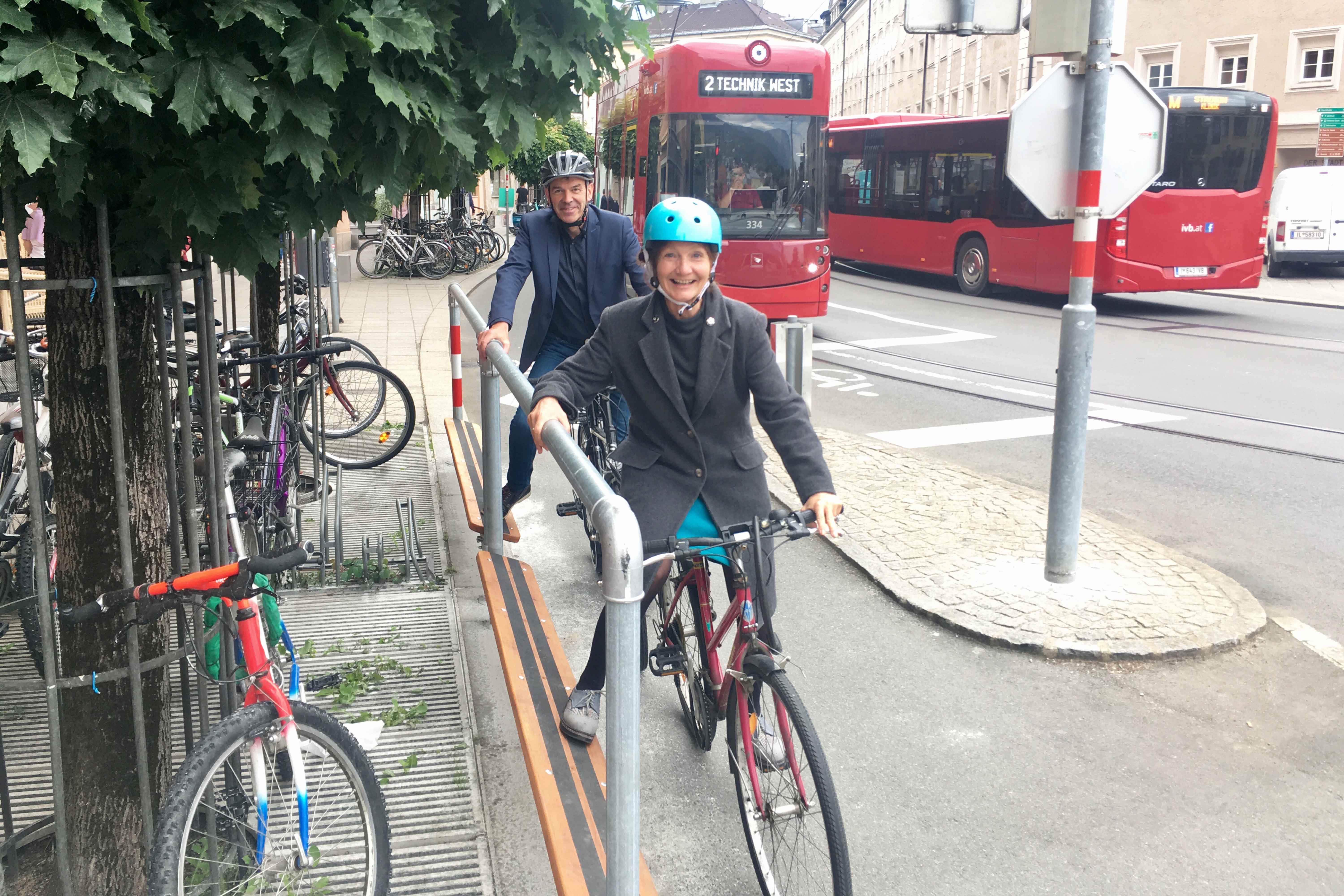 Die Rad-Haltebügel sind ein kleiner aber feiner Beitrag für mehr Komfort für RadfahrerInnen, wovon sich Bürgermeister Georg Willi und Vizebürgermeisterin Uschi Schwarzl vor Ort überzeugten.