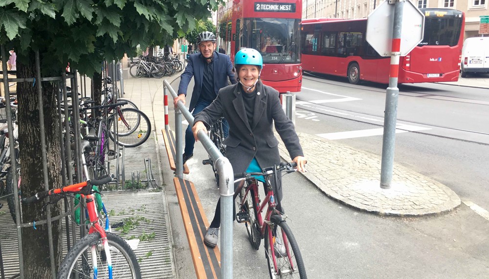 Die Rad-Haltebügel sind ein kleiner aber feiner Beitrag für mehr Komfort für RadfahrerInnen, wovon sich Bürgermeister Georg Willi und Vizebürgermeisterin Uschi Schwarzl vor Ort überzeugten.