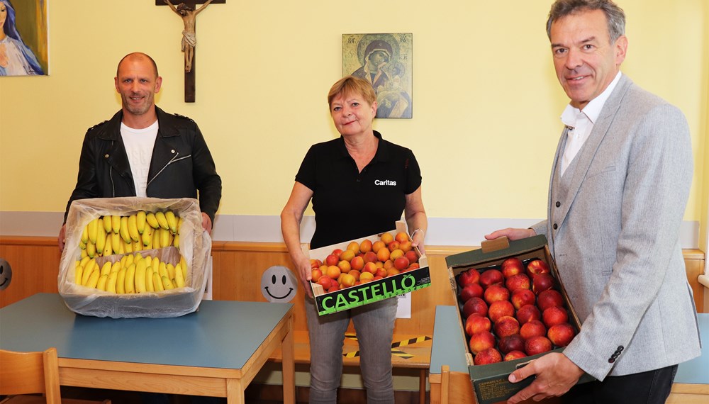 Eine Spende zur Beschaffung von frischem Obst für sozial Bedürftige hat heute Bürgermeister Georg Willi an die Leiterin der "Caritas"-Katharina-Stube Gertraud Gescheidlinger überreicht. Das Obst wird von Reini Happ und dem von ihm ins Leben gerufenen Benefizverein einmal wöchentlich in der Markthalle besorgt, die Kosten von 200 Euro tragen private SpenderInnen. „Eine sehr gute Idee, die wir gerne unterstützen,“ so Bürgermeister Georg Willi. In der Katharina-Stube werden täglich zwischen 80 und 100 Menschen mit Essen versorgt.