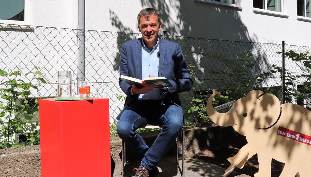 Auch in Zeiten von Corona war die Vorlesestunde mit Bürgermeister Georg Willi in der Volksschule Franz-Fischer-Straße ein großer Erfolg. Die SchülerInnen lachten über Christine Nöstlingers "Geschichten vom Franz" und lernten ganz zeitgemäß mit "Willi Virus" von Heidi Trpak, wie man sich vor Ansteckung schützt.
Die Vorlesestunde fand im Freien und mit dem erforderlichen Abstand zwischen den Kindern statt. Dafür hatte der Schulleiter Direktor Martin Müller vorbildlich gesorgt: Unter anderem erinnerte auch ein Babyelefant an das notwendige Abstandhalten. Das tat der spürbaren gemeinsamen Freude am Vorlesen und Zuhören aber keinen Abbruch.