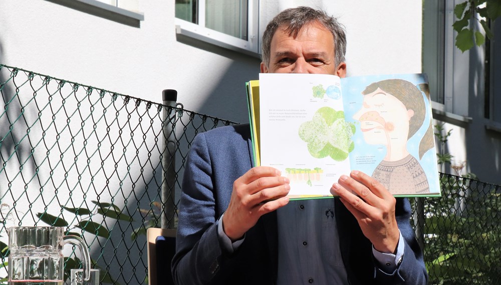 Auch in Zeiten von Corona war die Vorlesestunde mit Bürgermeister Georg Willi in der Volksschule Franz-Fischer-Straße ein großer Erfolg. Die SchülerInnen lachten über Christine Nöstlingers "Geschichten vom Franz" und lernten ganz zeitgemäß mit "Willi Virus" von Heidi Trpak, wie man sich vor Ansteckung schützt.
Die Vorlesestunde fand im Freien und mit dem erforderlichen Abstand zwischen den Kindern statt. Dafür hatte der Schulleiter Direktor Martin Müller vorbildlich gesorgt: Unter anderem erinnerte auch ein Babyelefant an das notwendige Abstandhalten. Das tat der spürbaren gemeinsamen Freude am Vorlesen und Zuhören aber keinen Abbruch.