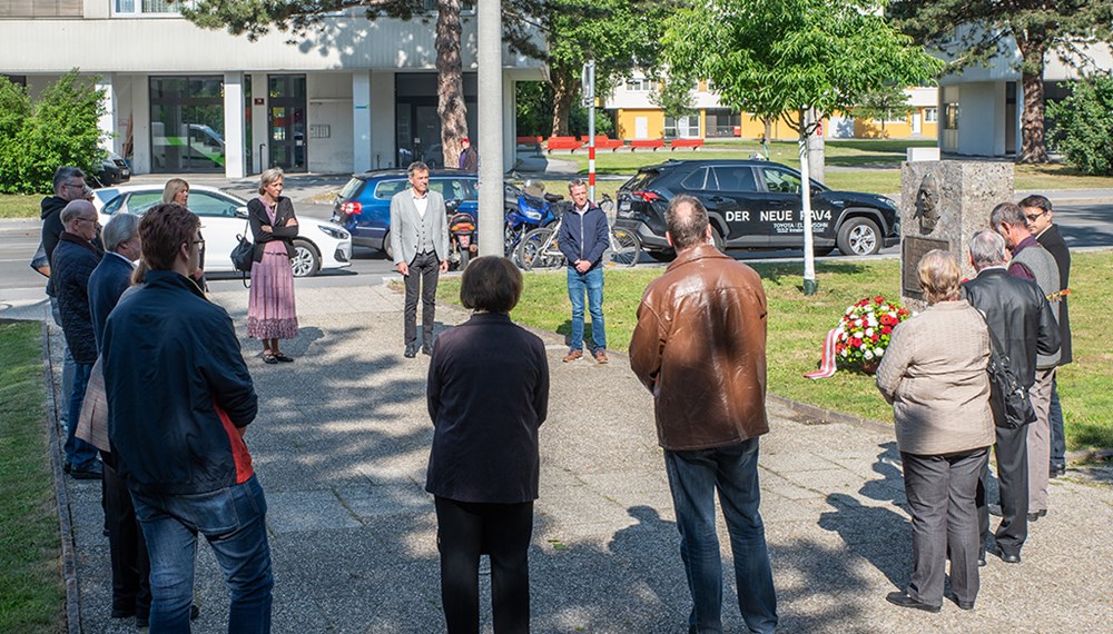 Am 30. Mai 2020 wurde am Denkmal von Pfarrer Otto Neururer im Olympiapark an Tod, Leben und Wirken des 1996 selig gesprochenen ehemaligen Pfarrers von Götzens mit einer feierlichen Kranzniederlegung gedacht.
"Ein Vorbild an Menschlichkeit", war laut Bürgermeister Georg Willi Otto Neururer: "Jemand von dem wir Nächstenliebe und Zivilcourage lernen können. Das ist auch heute wichtig: Nicht einfach mit dem Strom zu schwimmen, sondern zu seiner Verantwortung als Mensch, gegenüber seinen Mitmenschen, gegenüber der Menschheit zu stehen und diese auch von seinen Mitmenschen einzufordern."
Pfarrökonom Dr. Lorand Verres, Bürgermeister Georg Willi, GR Christoph Kaufmann und Pfarrer Andreas Tausch erinnerten am 80. Todestag Neururers gemeinsam mit VertreterInnen der Vereine und Institutionen im Olympischen Dorf (VNO) an diese "Lichtgestalt in düsterer Zeit".