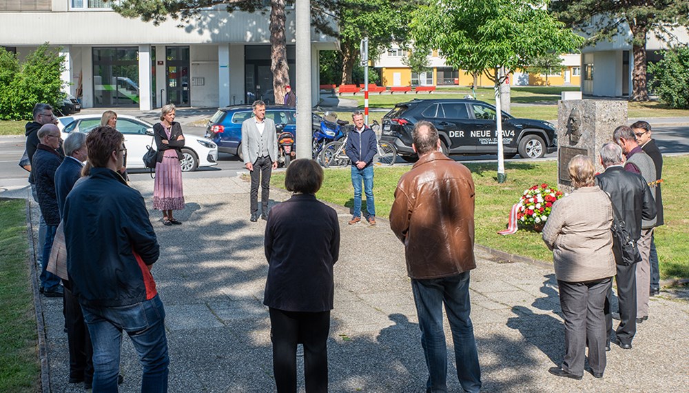 Am 30. Mai 2020 wurde am Denkmal von Pfarrer Otto Neururer im Olympiapark an Tod, Leben und Wirken des 1996 selig gesprochenen ehemaligen Pfarrers von Götzens mit einer feierlichen Kranzniederlegung gedacht.

"Ein Vorbild an Menschlichkeit", war laut Bürgermeister Georg Willi Otto Neururer: "Jemand von dem wir Nächstenliebe und Zivilcourage lernen können. Das ist auch heute wichtig: Nicht einfach mit dem Strom zu schwimmen, sondern zu seiner Verantwortung als Mensch, gegenüber seinen Mitmenschen, gegenüber der Menschheit zu stehen und diese auch von seinen Mitmenschen einzufordern."

Pfarrökonom Dr. Lorand Verres, Bürgermeister Georg Willi, GR Christoph Kaufmann und Pfarrer Andreas Tausch erinnerten am 80. Todestag Neururers gemeinsam mit  VertreterInnen der Vereine und Institutionen im Olympischen Dorf (VNO) an diese "Lichtgestalt in düsterer Zeit".