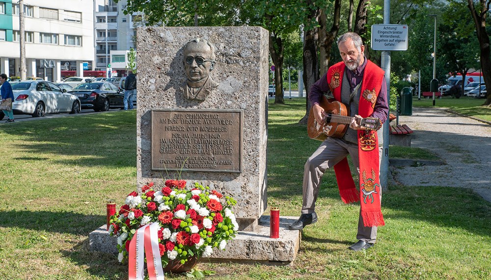 Am 30. Mai 2020 wurde am Denkmal von Pfarrer Otto Neururer im Olympiapark an Tod, Leben und Wirken des 1996 selig gesprochenen ehemaligen Pfarrers von Götzens mit einer feierlichen Kranzniederlegung gedacht.
"Ein Vorbild an Menschlichkeit", war laut Bürgermeister Georg Willi Otto Neururer: "Jemand von dem wir Nächstenliebe und Zivilcourage lernen können. Das ist auch heute wichtig: Nicht einfach mit dem Strom zu schwimmen, sondern zu seiner Verantwortung als Mensch, gegenüber seinen Mitmenschen, gegenüber der Menschheit zu stehen und diese auch von seinen Mitmenschen einzufordern."
Pfarrökonom Dr. Lorand Verres, Bürgermeister Georg Willi, GR Christoph Kaufmann und Pfarrer Andreas Tausch erinnerten am 80. Todestag Neururers gemeinsam mit VertreterInnen der Vereine und Institutionen im Olympischen Dorf (VNO) an diese "Lichtgestalt in düsterer Zeit".