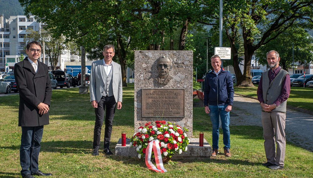Am 30. Mai 2020 wurde am Denkmal von Pfarrer Otto Neururer im Olympiapark an Tod, Leben und Wirken des 1996 selig gesprochenen ehemaligen Pfarrers von Götzens mit einer feierlichen Kranzniederlegung gedacht.
"Ein Vorbild an Menschlichkeit", war laut Bürgermeister Georg Willi Otto Neururer: "Jemand von dem wir Nächstenliebe und Zivilcourage lernen können. Das ist auch heute wichtig: Nicht einfach mit dem Strom zu schwimmen, sondern zu seiner Verantwortung als Mensch, gegenüber seinen Mitmenschen, gegenüber der Menschheit zu stehen und diese auch von seinen Mitmenschen einzufordern."
Pfarrökonom Dr. Lorand Verres, Bürgermeister Georg Willi, GR Christoph Kaufmann und Pfarrer Andreas Tausch erinnerten am 80. Todestag Neururers gemeinsam mit VertreterInnen der Vereine und Institutionen im Olympischen Dorf (VNO) an diese "Lichtgestalt in düsterer Zeit".
