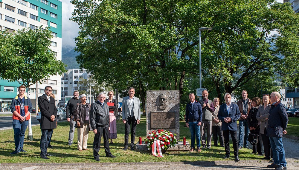 Am 30. Mai 2020 wurde am Denkmal von Pfarrer Otto Neururer im Olympiapark an Tod, Leben und Wirken des 1996 selig gesprochenen ehemaligen Pfarrers von Götzens mit einer feierlichen Kranzniederlegung gedacht.
"Ein Vorbild an Menschlichkeit", war laut Bürgermeister Georg Willi Otto Neururer: "Jemand von dem wir Nächstenliebe und Zivilcourage lernen können. Das ist auch heute wichtig: Nicht einfach mit dem Strom zu schwimmen, sondern zu seiner Verantwortung als Mensch, gegenüber seinen Mitmenschen, gegenüber der Menschheit zu stehen und diese auch von seinen Mitmenschen einzufordern."
Pfarrökonom Dr. Lorand Verres, Bürgermeister Georg Willi, GR Christoph Kaufmann und Pfarrer Andreas Tausch erinnerten am 80. Todestag Neururers gemeinsam mit VertreterInnen der Vereine und Institutionen im Olympischen Dorf (VNO) an diese "Lichtgestalt in düsterer Zeit".