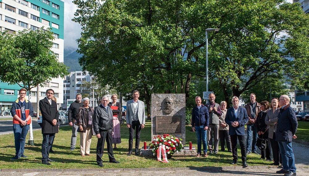 Am 30. Mai 2020 wurde am Denkmal von Pfarrer Otto Neururer im Olympiapark an Tod, Leben und Wirken des 1996 selig gesprochenen ehemaligen Pfarrers von Götzens mit einer feierlichen Kranzniederlegung gedacht.

"Ein Vorbild an Menschlichkeit", war laut Bürgermeister Georg Willi Otto Neururer: "Jemand von dem wir Nächstenliebe und Zivilcourage lernen können. Das ist auch heute wichtig: Nicht einfach mit dem Strom zu schwimmen, sondern zu seiner Verantwortung als Mensch, gegenüber seinen Mitmenschen, gegenüber der Menschheit zu stehen und diese auch von seinen Mitmenschen einzufordern."

Pfarrökonom Dr. Lorand Verres, Bürgermeister Georg Willi, GR Christoph Kaufmann und Pfarrer Andreas Tausch erinnerten am 80. Todestag Neururers gemeinsam mit  VertreterInnen der Vereine und Institutionen im Olympischen Dorf (VNO) an diese "Lichtgestalt in düsterer Zeit".