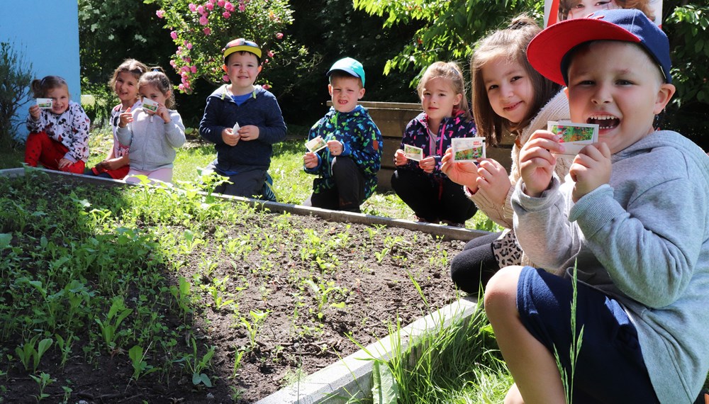 Freude an der Natur zeigten die Kinder des Kindergartens Walderkammweg beim Blumenpflanzen.