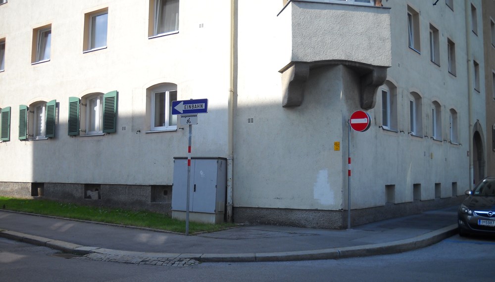 Am Eckhaus Fürstenweg 15 – Hutterweg sind die noch immer zugemauerten Luftschutz-Kellerfenster gut zu erkennen.