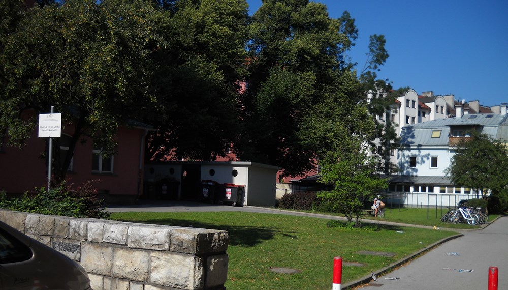 In der Speckbacherstraße befindet sich ein vollständig intakter Löschwasserbehälter. Die Tafel (links im Bild) weist darauf hin.