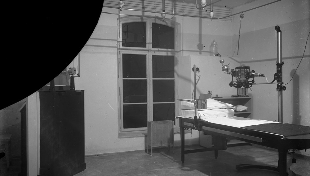 Blick in das Röntgenzimmer der Innsbrucker Klinik, vermutlich um 1925/30.