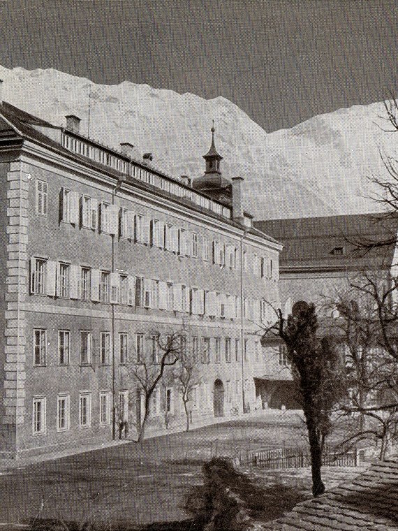 Blick auf die hofseitige Fassade des Ursulinen-Mittelschule.