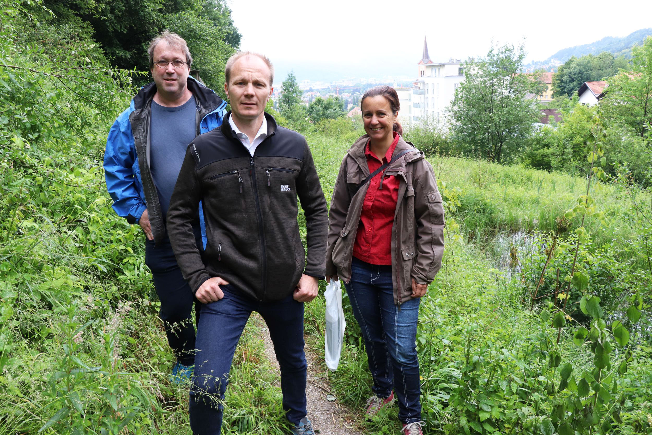Geschäftsführer Andreas Jedinger vom Verein "natopia", Vizebürgermeister Johannes Anzengruber und Fuchsloch-Betreuerin Sylvia Auer bei der Besichtigung vor Ort.