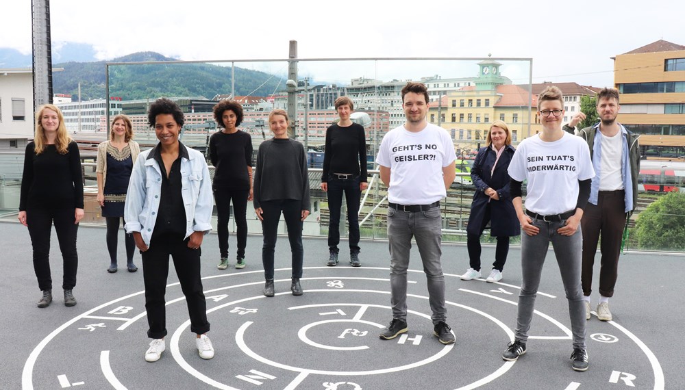 Experimentelle Projekte und neue Impulse: Vizebürgermeisterin Uschi Schwarzl (Mitte) und Denise Teutsch-Zumtobel vom Kulturamt (3. von rechts) mit den PreisträgerInnen der stadt_potenziale 2020.