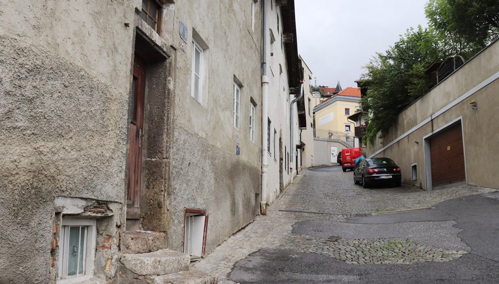 Die Bäckerbühelgasse in St. Nikolaus heute, rund 40 Jahre nach der Zeit der GastarbeiterInnen in den 1960er- und 1970er-Jahren.