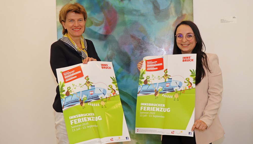 Präsentierten das Programm des Sommerferienzuges 2020, das ab Montag, 22. Juni, online auf www.junges-innsbruck.at abrufbar ist: Stadträtin Christine Oppitz-Plörer und Sarah Stix (Referat „Kinder- und Jugendförderung“, re.).