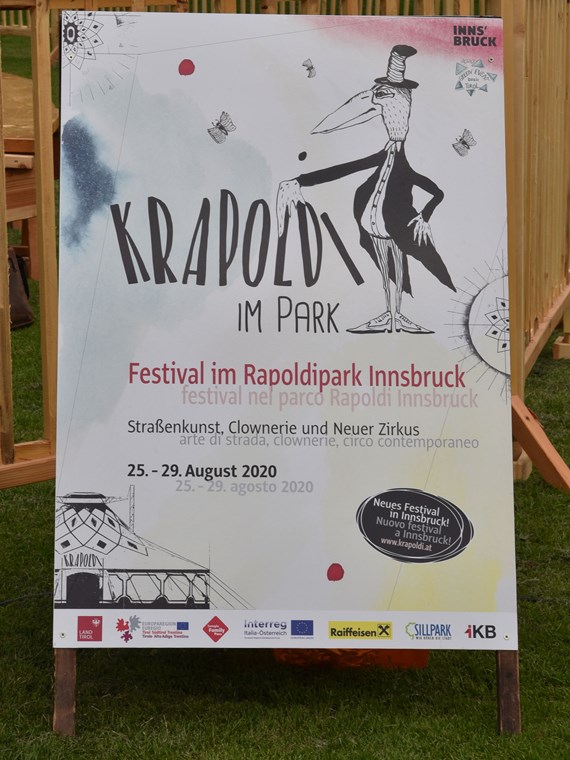 Schon bei der Ankündigung des neuen Festivals "Krapoldi im Park" gab es viele fröhliche Gesichter. 
Vom 25. bis 29. August 2020 steht der Rapoldipark ganz im Zeichen von Straßenkunst, Clownerie und Neuem Zirkus. Das als Green Event Tirol zertifizierte Festival wird sicher viele Besucherinnen zum Staunen und Lachen bringen. Der schräge Vogel "Krapoldi" bringt aber nicht nur ArtistInnen und Clowns nach Innsbruck, eine ökologische Erlebnismeile soll auch an zwei Tagen über Umweltthemen informieren.
Tickets für die Aufführungen im Zirkuszelt sind ab Juli über www.krapoldi.at erhältlich. 
Alle anderen Attraktionen im Park sind kostenlos.