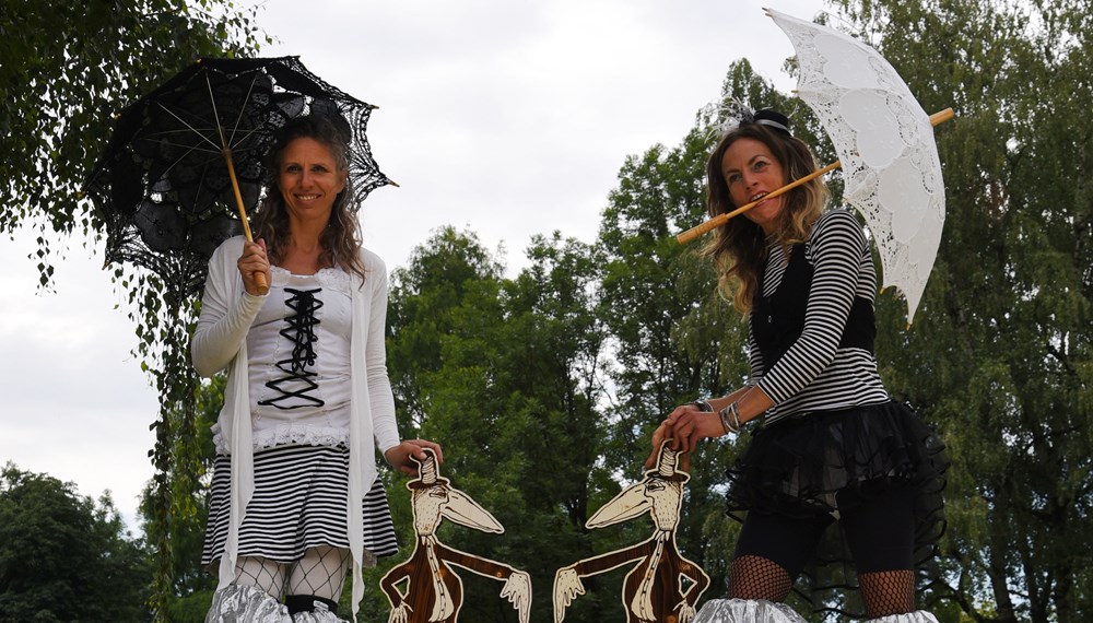 Schon bei der Ankündigung des neuen Festivals "Krapoldi im Park" gab es viele fröhliche Gesichter.
Vom 25. bis 29. August 2020 steht der Rapoldipark ganz im Zeichen von Straßenkunst, Clownerie und Neuem Zirkus. Das als Green Event Tirol zertifizierte Festival wird sicher viele Besucherinnen zum Staunen und Lachen bringen. Der schräge Vogel "Krapoldi" bringt aber nicht nur ArtistInnen und Clowns nach Innsbruck, eine ökologische Erlebnismeile soll auch an zwei Tagen über Umweltthemen informieren.
Tickets für die Aufführungen im Zirkuszelt sind ab Juli über www.krapoldi.at erhältlich.
Alle anderen Attraktionen im Park sind kostenlos.
