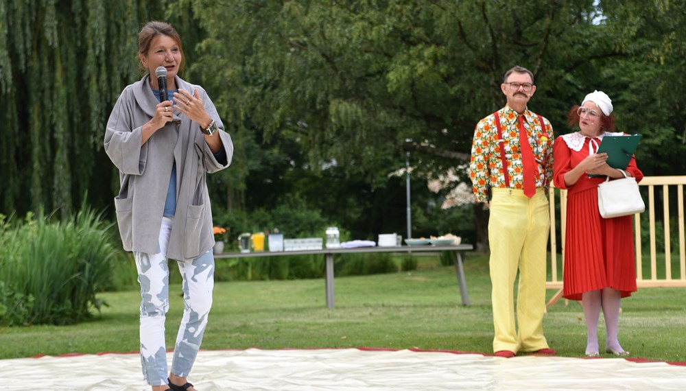 Schon bei der Ankündigung des neuen Festivals "Krapoldi im Park" gab es viele fröhliche Gesichter. 
Vom 25. bis 29. August 2020 steht der Rapoldipark ganz im Zeichen von Straßenkunst, Clownerie und Neuem Zirkus. Das als Green Event Tirol zertifizierte Festival wird sicher viele Besucherinnen zum Staunen und Lachen bringen. Der schräge Vogel "Krapoldi" bringt aber nicht nur ArtistInnen und Clowns nach Innsbruck, eine ökologische Erlebnismeile soll auch an zwei Tagen über Umweltthemen informieren.
Tickets für die Aufführungen im Zirkuszelt sind ab Juli über www.krapoldi.at erhältlich. 
Alle anderen Attraktionen im Park sind kostenlos.