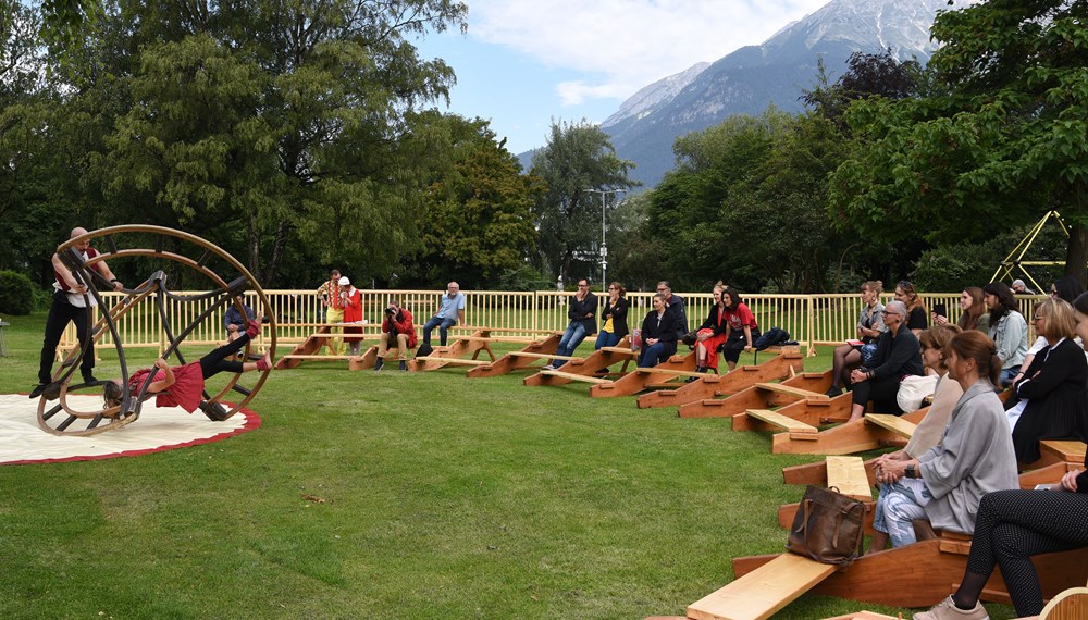 Schon bei der Ankündigung des neuen Festivals "Krapoldi im Park" gab es viele fröhliche Gesichter.
Vom 25. bis 29. August 2020 steht der Rapoldipark ganz im Zeichen von Straßenkunst, Clownerie und Neuem Zirkus. Das als Green Event Tirol zertifizierte Festival wird sicher viele Besucherinnen zum Staunen und Lachen bringen. Der schräge Vogel "Krapoldi" bringt aber nicht nur ArtistInnen und Clowns nach Innsbruck, eine ökologische Erlebnismeile soll auch an zwei Tagen über Umweltthemen informieren.
Tickets für die Aufführungen im Zirkuszelt sind ab Juli über www.krapoldi.at erhältlich.
Alle anderen Attraktionen im Park sind kostenlos.
