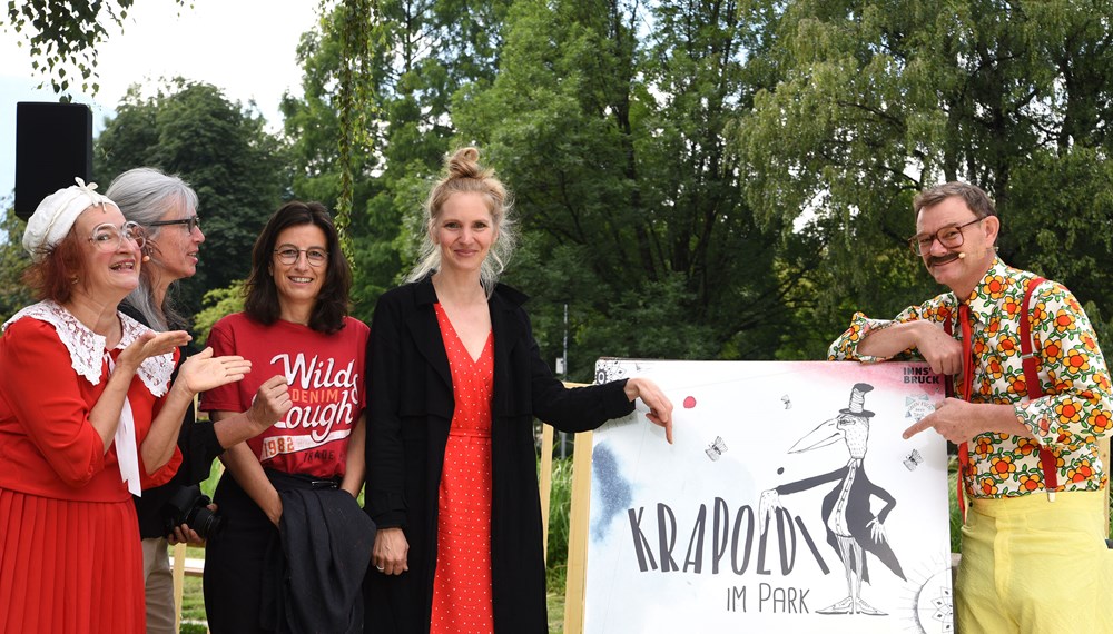 Schon bei der Ankündigung des neuen Festivals "Krapoldi im Park" gab es viele fröhliche Gesichter.
Vom 25. bis 29. August 2020 steht der Rapoldipark ganz im Zeichen von Straßenkunst, Clownerie und Neuem Zirkus. Das als Green Event Tirol zertifizierte Festival wird sicher viele Besucherinnen zum Staunen und Lachen bringen. Der schräge Vogel "Krapoldi" bringt aber nicht nur ArtistInnen und Clowns nach Innsbruck, eine ökologische Erlebnismeile soll auch an zwei Tagen über Umweltthemen informieren.
Tickets für die Aufführungen im Zirkuszelt sind ab Juli über www.krapoldi.at erhältlich.
Alle anderen Attraktionen im Park sind kostenlos.