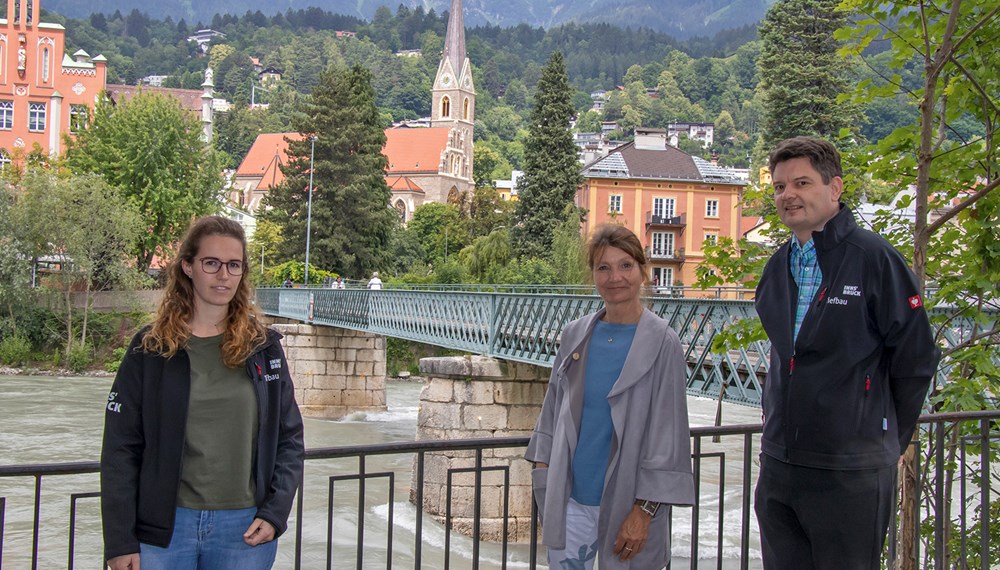 Vizebürgermeisterin Uschi Schwarzl, Referatsleiter Karl-Heinz Reckziegel und Denise Giesinger (l., beide Referat Brücken- und Wasserbau) freuen sich über die abgeschlossenen Sanierungsarbeiten des Emile-Béthouart-Steges.