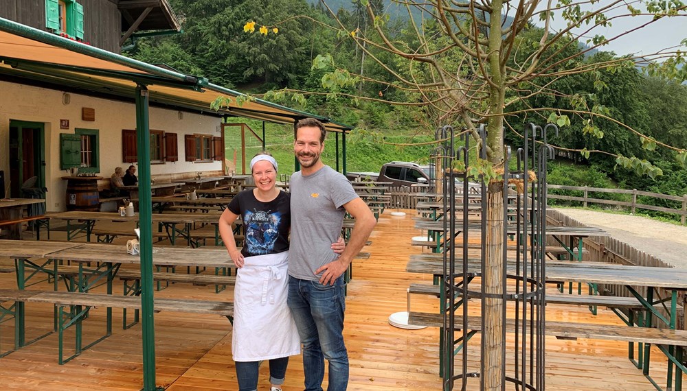 Nachdem die Terrasse neu verlegt und die beiden Linden neu gepflanzt wurden, freuen sich Christina Meilinger und Alexander Hulak auf zahlreiche Gäste.