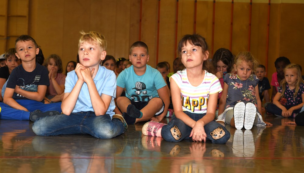 Bürgermeister Georg Willi schwelgte bei seinem Besuch in der Volksschule Allerheiligen in Erinnerungen. War es doch seine Zeit als ABC-Schütze in dieser Schule, die in ihm die Liebe zum Geschichten erzählen geweckt hat. Die Kinder freuten sich daher nicht nur über Nöstlingers "Angstbauchweh", eine ihrer "Geschichten vom Franz", und Heidi Trpaks Einblicke in das Leben des Schnupfenvirus Willi, sondern auch über Anekdoten aus Bürgermeister Willis Schulzeit. 
Ein besonderer Höhepunkt waren die Gesangseinlagen des Chores der vierten Klasse, die es genossen endlich wieder einmal vor Publikum aufzutreten.