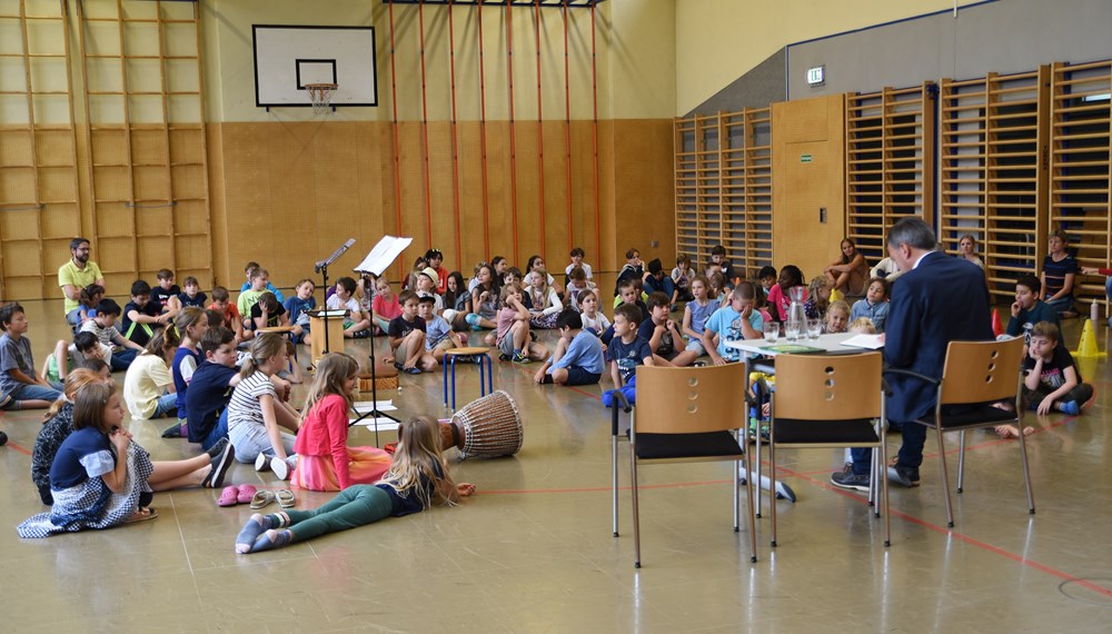 Bürgermeister Georg Willi schwelgte bei seinem Besuch in der Volksschule Allerheiligen in Erinnerungen. War es doch seine Zeit als ABC-Schütze in dieser Schule, die in ihm die Liebe zum Geschichten erzählen geweckt hat. Die Kinder freuten sich daher nicht nur über Nöstlingers "Angstbauchweh", eine ihrer "Geschichten vom Franz", und Heidi Trpaks Einblicke in das Leben des Schnupfenvirus Willi, sondern auch über Anekdoten aus Bürgermeister Willis Schulzeit. 
Ein besonderer Höhepunkt waren die Gesangseinlagen des Chores der vierten Klasse, die es genossen endlich wieder einmal vor Publikum aufzutreten.