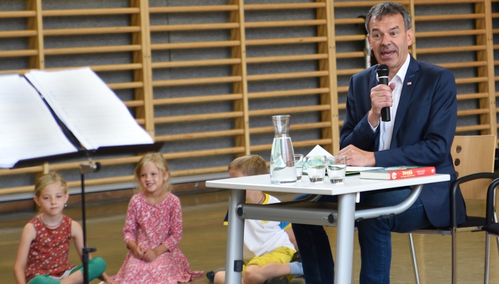 Bürgermeister Georg Willi schwelgte bei seinem Besuch in der Volksschule Allerheiligen in Erinnerungen. War es doch seine Zeit als ABC-Schütze in dieser Schule, die in ihm die Liebe zum Geschichten erzählen geweckt hat. Die Kinder freuten sich daher nicht nur über Nöstlingers "Angstbauchweh", eine ihrer "Geschichten vom Franz", und Heidi Trpaks Einblicke in das Leben des Schnupfenvirus Willi, sondern auch über Anekdoten aus Bürgermeister Willis Schulzeit. 
Ein besonderer Höhepunkt waren die Gesangseinlagen des Chores der vierten Klasse, die es genossen endlich wieder einmal vor Publikum aufzutreten.