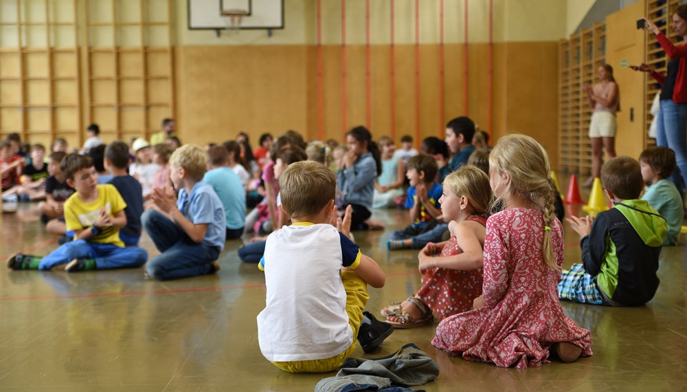 Bürgermeister Georg Willi schwelgte bei seinem Besuch in der Volksschule Allerheiligen in Erinnerungen. War es doch seine Zeit als ABC-Schütze in dieser Schule, die in ihm die Liebe zum Geschichten erzählen geweckt hat. Die Kinder freuten sich daher nicht nur über Nöstlingers "Angstbauchweh", eine ihrer "Geschichten vom Franz", und Heidi Trpaks Einblicke in das Leben des Schnupfenvirus Willi, sondern auch über Anekdoten aus Bürgermeister Willis Schulzeit. 
Ein besonderer Höhepunkt waren die Gesangseinlagen des Chores der vierten Klasse, die es genossen endlich wieder einmal vor Publikum aufzutreten.