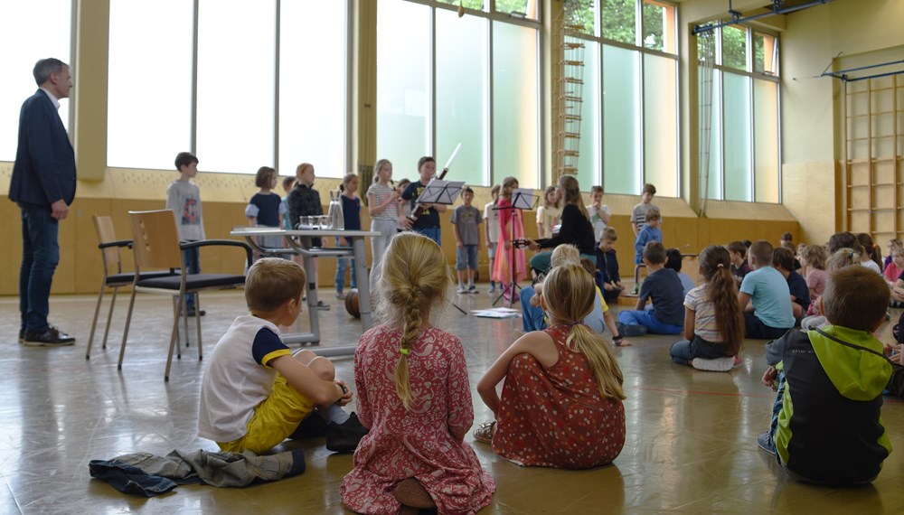Bürgermeister Georg Willi schwelgte bei seinem Besuch in der Volksschule Allerheiligen in Erinnerungen. War es doch seine Zeit als ABC-Schütze in dieser Schule, die in ihm die Liebe zum Geschichten erzählen geweckt hat. Die Kinder freuten sich daher nicht nur über Nöstlingers "Angstbauchweh", eine ihrer "Geschichten vom Franz", und Heidi Trpaks Einblicke in das Leben des Schnupfenvirus Willi, sondern auch über Anekdoten aus Bürgermeister Willis Schulzeit.
Ein besonderer Höhepunkt waren die Gesangseinlagen des Chores der vierten Klasse, die es genossen endlich wieder einmal vor Publikum aufzutreten.
