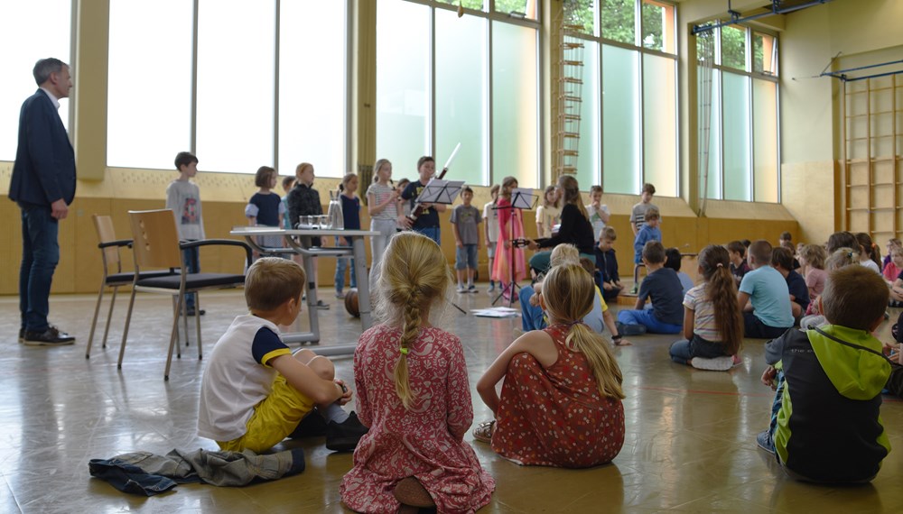 Bürgermeister Georg Willi schwelgte bei seinem Besuch in der Volksschule Allerheiligen in Erinnerungen. War es doch seine Zeit als ABC-Schütze in dieser Schule, die in ihm die Liebe zum Geschichten erzählen geweckt hat. Die Kinder freuten sich daher nicht nur über Nöstlingers "Angstbauchweh", eine ihrer "Geschichten vom Franz", und Heidi Trpaks Einblicke in das Leben des Schnupfenvirus Willi, sondern auch über Anekdoten aus Bürgermeister Willis Schulzeit. 
Ein besonderer Höhepunkt waren die Gesangseinlagen des Chores der vierten Klasse, die es genossen endlich wieder einmal vor Publikum aufzutreten.