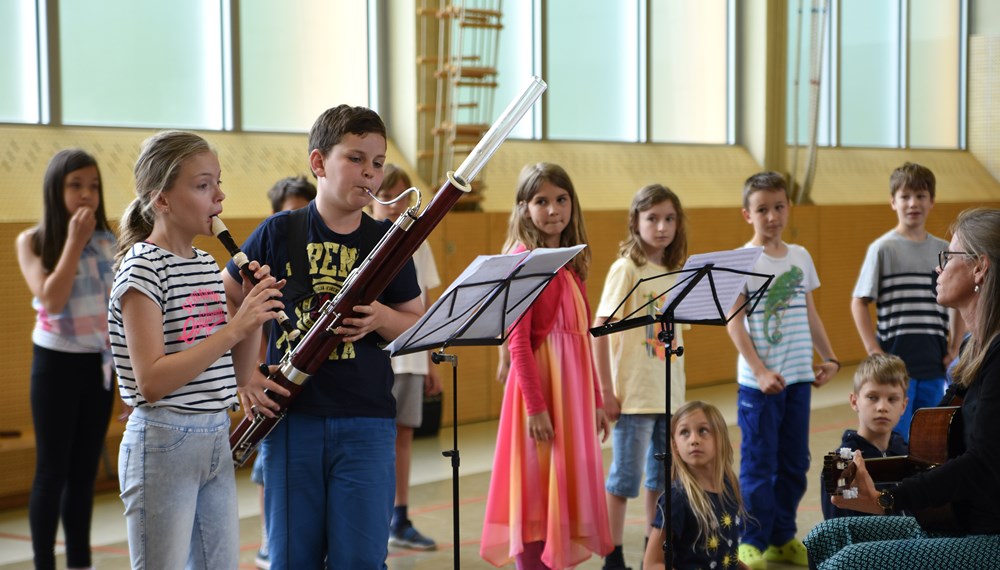 Bürgermeister Georg Willi schwelgte bei seinem Besuch in der Volksschule Allerheiligen in Erinnerungen. War es doch seine Zeit als ABC-Schütze in dieser Schule, die in ihm die Liebe zum Geschichten erzählen geweckt hat. Die Kinder freuten sich daher nicht nur über Nöstlingers "Angstbauchweh", eine ihrer "Geschichten vom Franz", und Heidi Trpaks Einblicke in das Leben des Schnupfenvirus Willi, sondern auch über Anekdoten aus Bürgermeister Willis Schulzeit. 
Ein besonderer Höhepunkt waren die Gesangseinlagen des Chores der vierten Klasse, die es genossen endlich wieder einmal vor Publikum aufzutreten.