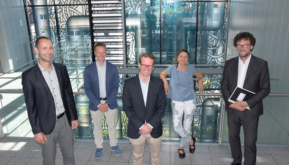 Klaus Kleewein (M.) arbeitet seit Mitte Mai in der neuen Geschäftsstelle. In der Steuerungsgruppe bespricht er regelmäßig mit Georg Preyer (IIG-Geschäftsbereichsleiter Technik) und Prozesskoordinator Stefan Pirchmoser (IKB), Vizebürgermeisterin Uschi Schwarzl, IKB-Vorstand Thomas Pühringer (v. l.) sowie IVBGeschäftsführer Martin Baltes (nicht im Bild) die Entwicklungen der Smart City Innsbruck.