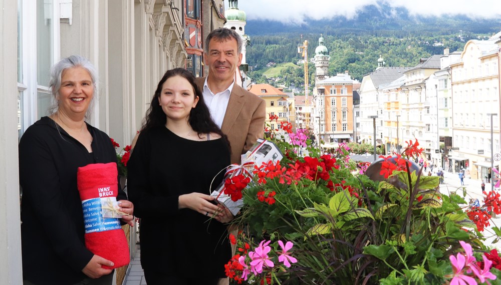 Grund zur Freude hat Lara Kittinger, die die erste Klasse im Lehrberuf Archiv-, Bibliotheks- und Informationsassistentin mit „gutem Erfolg“ abgeschlossen hat. In der Stadt Innsbruck ist sie sowohl der erste weibliche Lehrling in diesem Lehrberuf, als auch das erste Lehrmädchen in der neuen Stadtbibliothek. Besonders begeistert zeigten sich Bürgermeister Georg Willi und Bibliotheksleiterin Christina Krenmayr darüber, wie diszipliniert und engagiert Lara den coronabedingten Fernunterricht meisterte. Ideal für kommende heiße Sommertage wurden ihr erfrischende Eisgutscheine, ein Innsbruck-Badetuch und eine Trinkflasche überreicht.