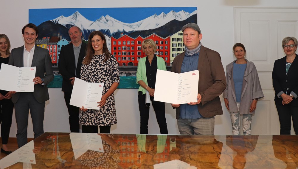 Marianne-Barcal-Preis 2019: Die PreisträgerInnen Benedikt Kapferer, Sarah Oberbichler und Philipp Umek (vorne, v. l.) mit Ingrid Böhler (Institut für Zeitgeschichte, LFU), Lukas Morscher (Stadtarchiv/Stadtmuseum Innsbruck), Julia Hörmann (Institut für Geschichtswissenschaften und Europäische Ethnologie, LFU), Vizebürgermeisterin Uschi Schwarzl und Birgit Neu (Abteilungsleitung MA V).