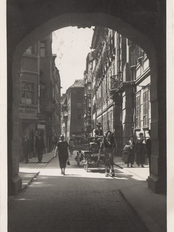 Blick in die Hofgasse Richtung Goldenes Dachl. Foto, zwischen 1920 und 1925