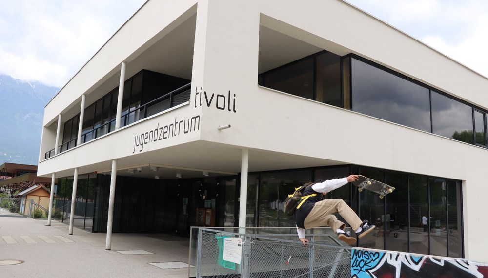 Auf ins JuZe: Das Jugendzentrum Tivoli steht als eines der insgesamt elf OJA-Jugendzentren in Innsbruck mit erweiterten Öffnungszeiten auch im Sommer als Treffpunkt zur Verfügung.