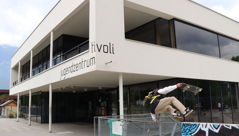 Auf ins JuZe: Das ISD-Jugendzentrum am Tivoli steht den Jugendlichen als eines von elf OJA-Jugendzentren in Innsbruck auch im Sommer offen.