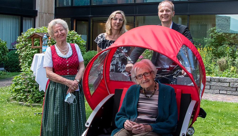 Die 100-jährige Helene Waroschitz durfte bereits Probesitzen. Anita Nagele (l.) begleitete sie – stellvertretend für alle Ehrenamtlichen des Wohnheims Tivoli – mit Heimleiterin Claudia Ellmerer sowie Vizebürgermeister Johannes Anzengruber.