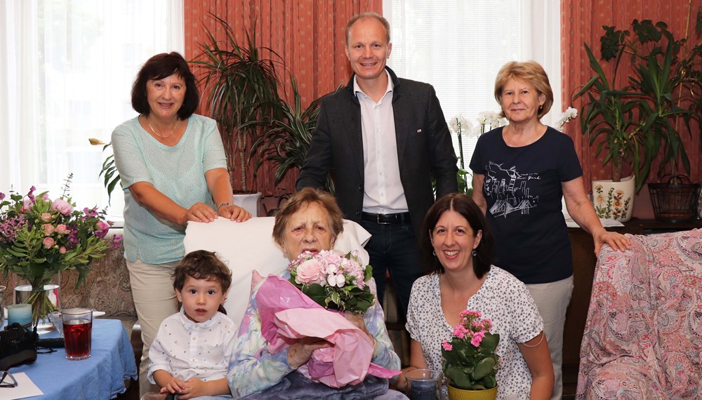 Einen bunten Blumenstrauß überreichte Vizebürgermeister Johannes Anzengruber der nun 101-jährigen Heriberta Scheibl zum Geburtstag.