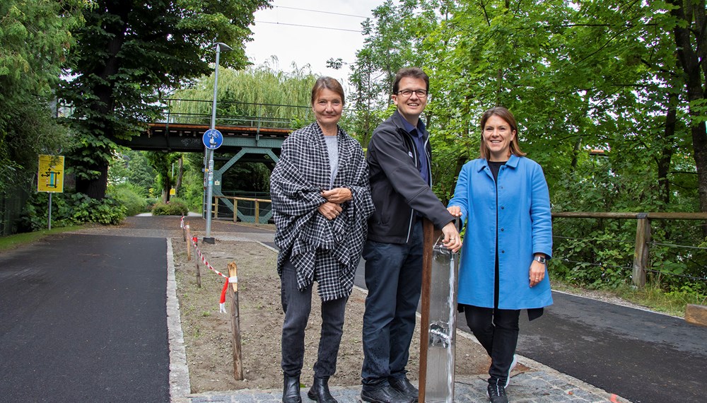 Vizebürgermeisterin Uschi Schwarzl, Referatsleiter Markus Pinter und Gemeinderätin Julia Seidl (v. l.) testeten den neuen Trinkbrunnen bei der Karwendelbrücke. © IKM/Freinhofer