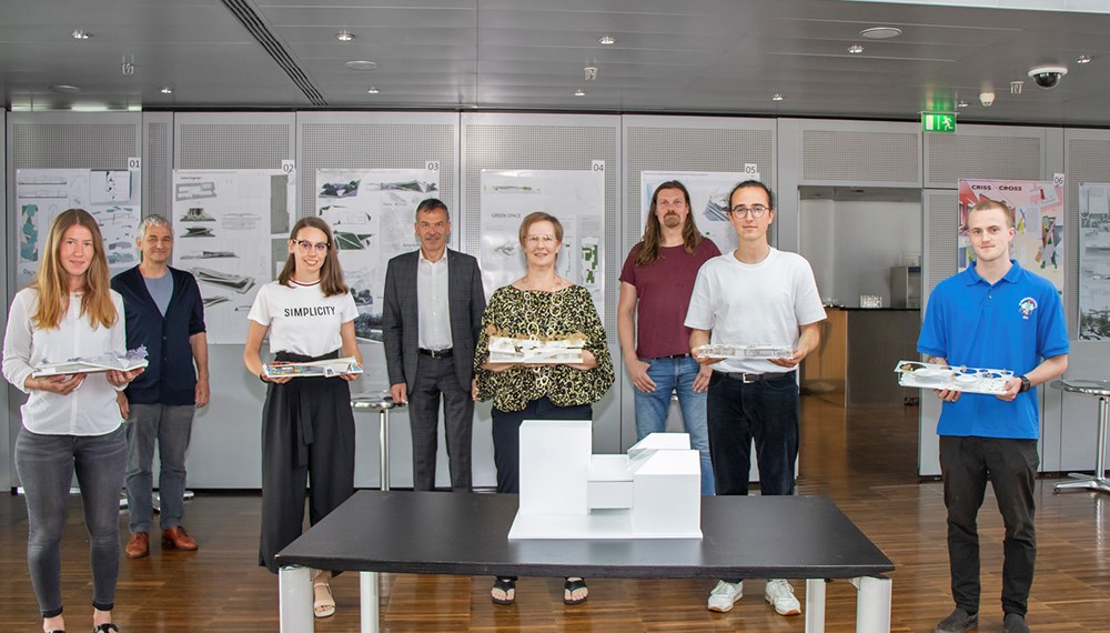 In einer magistratsinternen Arbeitsgruppe unter der Leitung von Dr. Walter Zimmeter (Amtsleiter Tiefbau) ist die Idee entstanden, einen multifunktional nutzbaren Pavillon in Leichtbauweise auf der Dachterrasse des Rathauses im 4. Stock zu errichten, der den MitarbeiterInnen im Stadtmagistrat in flexibel kombinierbaren Räumen für neue und alternative Formen der Zusammenarbeit und für unterschiedliche Veranstaltungsformate zur Verfügung stehen soll. Um dafür Ideen zu gewinnen, hat die Stadt Innsbruck in Kooperation mit der Universität Innsbruck (studio3) einen studentischen Architekturwettbewerb ausgeschrieben. Die PreisträgerInnen und Projektbegleiter haben kürzlich im Rathaus ihre eingereichten Projekte präsentiert. v.l.: Lena Steinig (Anerkennungspreis), Arch. DI Michael Pfleger, Valentina Kaserer (2. Platz), Bürgermeister Georg Willi, Edith Avanzini (1. Platz), DI Arch. Walter Prenner (Institut für experimentelle Architektur der Universität Innsbruck, ./ studio 3), Ömer Gürel (3. Platz) und Luca Pearse (Anerkennungspreis).