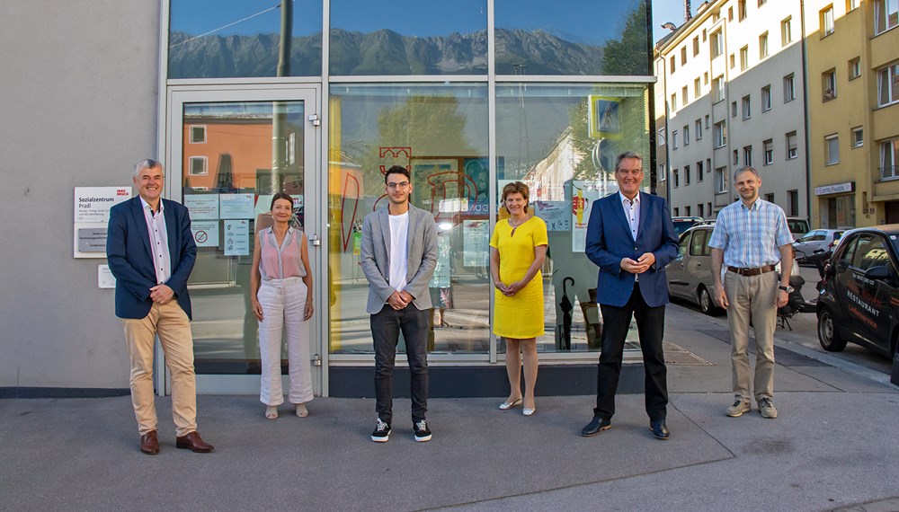 Hießen Pradls Stadtteilkoordinator Christoph Hackl (3.v.l.) in seinem neuen Büro in der Dr.-Glatz-Straße 1 willkommen (v.l.): Hubert Innerebner (Geschäftsführer ISD), Vizebürgermeisterin Uschi Schwarzl, Stadträtin Christine Oppitz-Plörer, Georg Schärmer (Direktor Caritas-Tirol) und Jürgen Gschnell (Caritas)