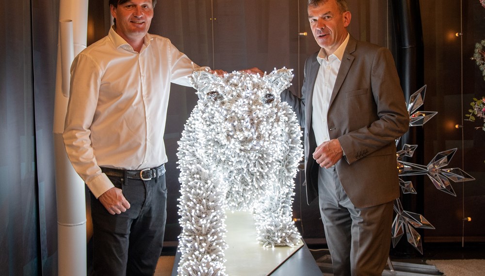 Bürgermeister Georg Willi (r.) machte sich selbst ein Bild von den kreativen Produkten von MK Illumination in der Innsbrucker Trientlgasse. Firmengründer Klaus (2. v. r.) und Thomas Mark (3. v. r.) begrüßten den Stadtchef in ihrem Hauptsitz mit dem Innsbrucker Geschäftsführer Rogier Wesling (3. v. l.), Andreas Frischmann (2. v. l.) und Bernadette Larcher (2. Bild: M.). Das Unternehmen der Zwillingsbrüder ist vor allem durch die Beleuchtung der Bergweihnacht bekannt. Thomas Mark führte den Bürgermeister noch durch den Showroom, danach besprachen die beiden mögliche Projekte für die Zukunft.