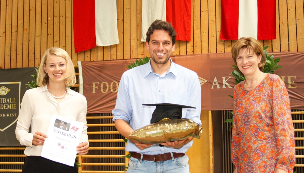 Freuten sich über die gelungene Graduiertenfeier (v.l.): Stadträtin Elisabeth Mayr, Abteilungsleiter der Bildungsdirektion West und Mitbegründer der Football Akademie Christian Biendl, der ebenfalls für seine Verdienste geehrt wurde, und Stadträtin Christine Oppitz-Plörer.