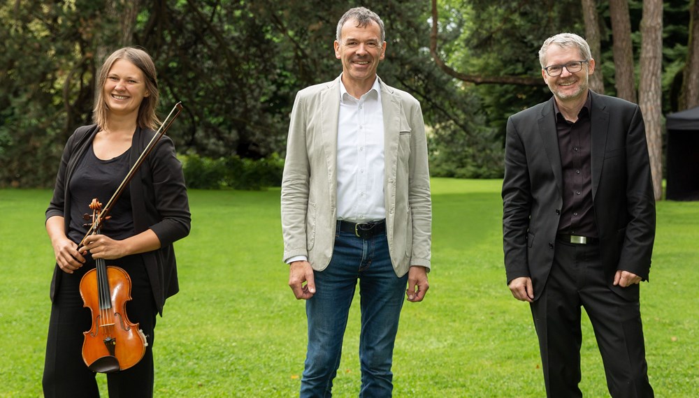 Bürgermeister Georg Willi (M.) genoss nach der Corona-bedingten Pause die klassischen Klänge des Tiroler Kammerorchesters InnStrumenti unter der Leitung von Gerhard Sammer (r.) im Innsbrucker Hofgarten. Das Open-Air-Konzert überzeugte durch ein vielfältiges Programm, das nicht zuletzt durch das Mitwirken von Agnieszka Kulowska (l.) als Konzertmeisterin für Jubel sorgte.